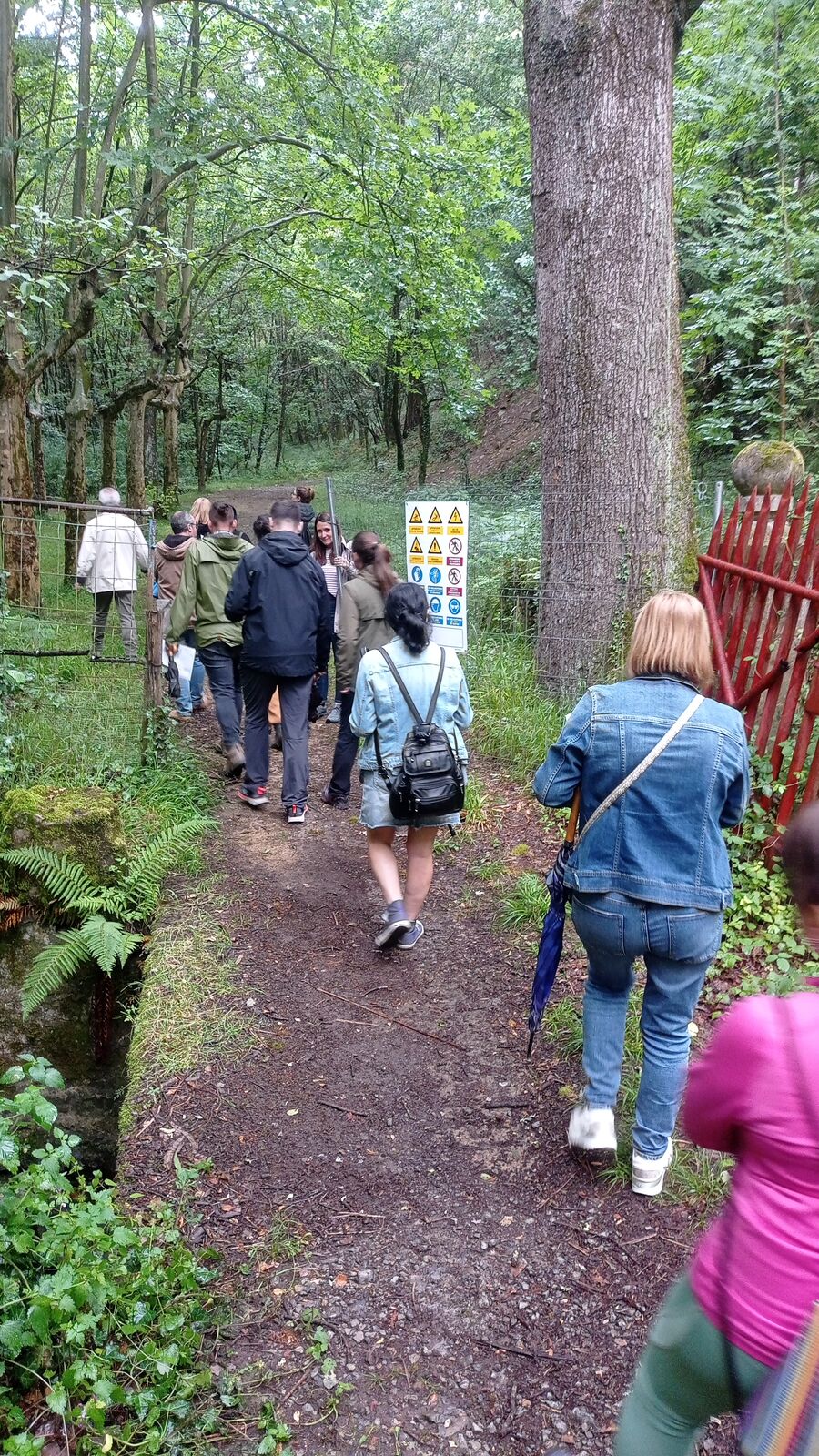 Asistentes accediendo a la finca por el camino de entrada