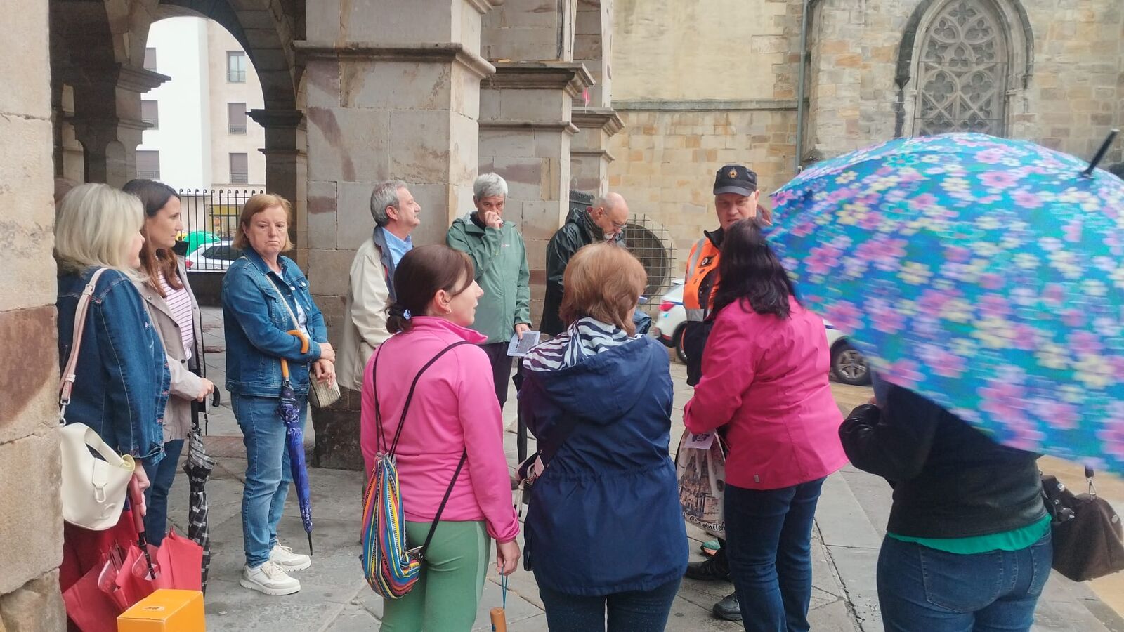 Punto de encuentro de la visita guiada en los arcos del Ayuntamiento de Balmaseda